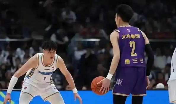 华体官网登录方式-赛场礼仪引争议！.休赛后遗症显现，粤京战判罚尺度引球迷热议