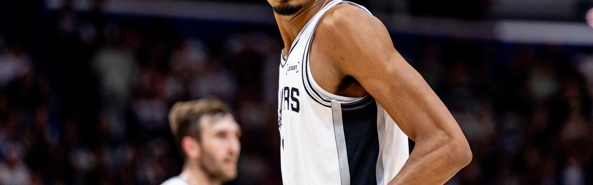 开云电子-米奇：文班的组织能力是他成长的重要部分 他和科内特都非常专注