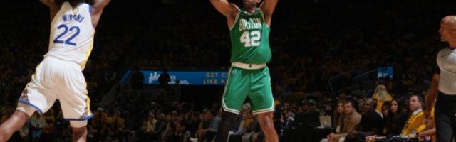 开云官方网站-家有一老如有一宝！总决赛老处男霍福德决定G1胜负