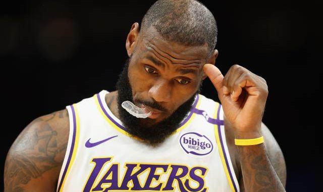 开云电子-三分19连铁 上双纪录险不保！詹姆斯别再保出勤了？