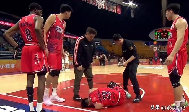 望无大碍！郭艾伦膝盖受伤痛苦倒地 无法站立担架车推着离场